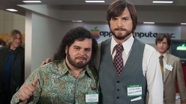 Ashton Kutcher (P) i Josh Gad (L) w filmie "Jobs" /materiały dystrybutora