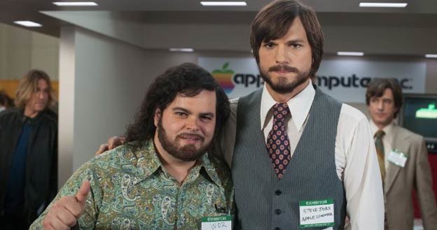 Ashton Kutcher (P) i Josh Gad (L) w filmie "Jobs" /materiały dystrybutora