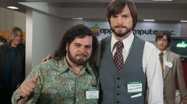 Ashton Kutcher (P) jako Steve Jobs ze swym współpracownikiem Steve'em Wozniakiem (Josh Gad) /materiały dystrybutora
