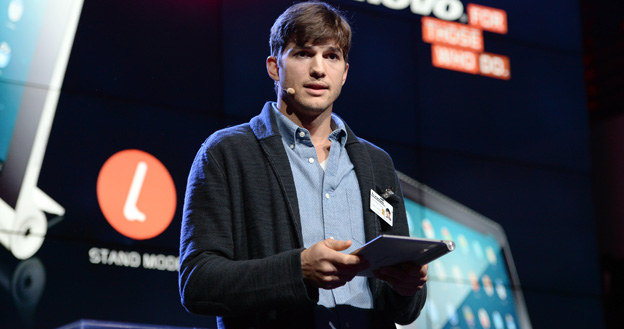 Ashton Kutcher udzielał będzie porad z zakresu szeroko pojętego show-biznesu. 35-letni aktor podpowiadał będzie m.in. jak odnieść sukces w branży filmowej. /Michael Kovac /Getty Images