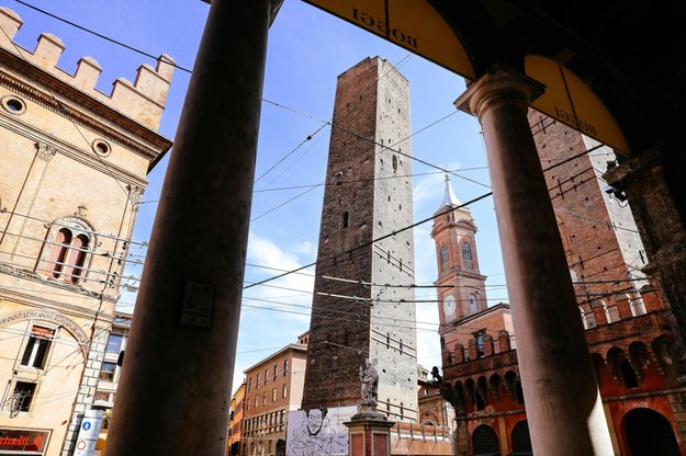 Asinelli i Garisenda. Dwie najbardziej reprezentatywne wieże w Bolonii na zdjęciu archiwalnym z września 2021 roku /Albert Zawada /PAP