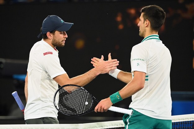 Asłan Karacjew i Novak Djoković tuż po starciu w półfinale Australian Open /DAVE HUNT /PAP/EPA