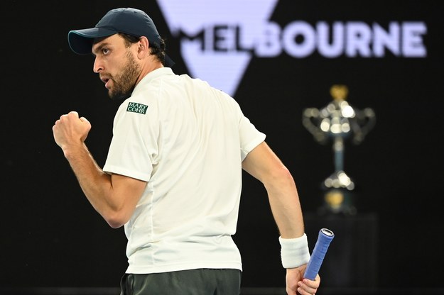 Asłan Karacjew w trakcie meczu z Novakiem Djokoviciem w półfinale Australian Open /DAVE HUNT /PAP/EPA