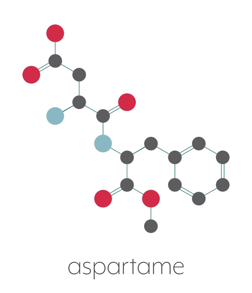 Aspartam jest związkiem chemicznym należącym do grupy estrów peptydowych. W ludzkim organizmie podczas trawienia rozkłada się na dwa podstawowe aminokwasy naturalne: kwas asparginowy oraz fenyloalaninę /East News