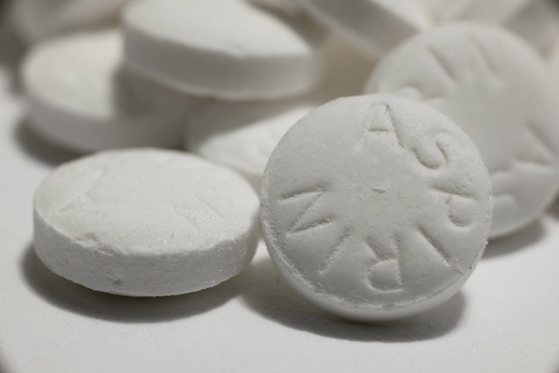Aspiryna pomoże na suchą skórę i odciski /123RF/PICSEL