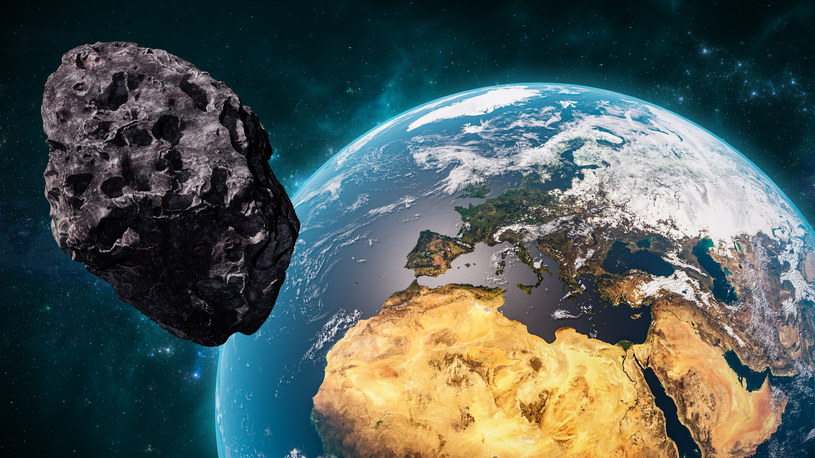 Asteroida 2024 CY1 była trzy razy bliżej Ziemi od Księżyca. /123RF/PICSEL