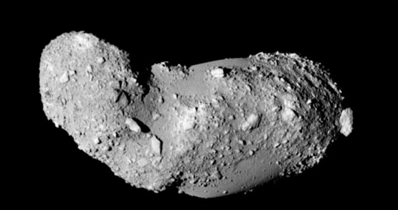 Asteroida Itokawa z odległości 8 km - zdjęcie zrobione przez sondę Hayabusa w 2005 r. /materiały prasowe