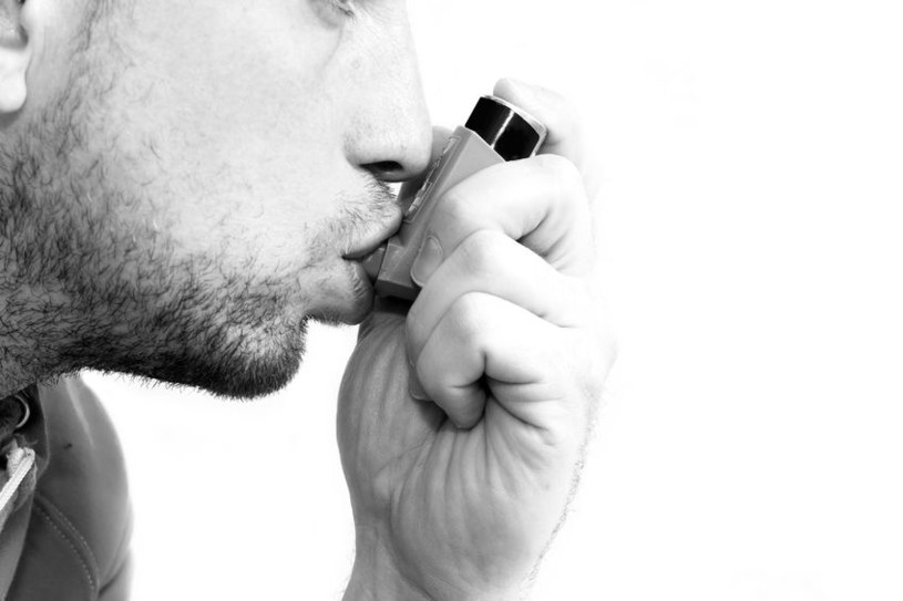 Astma może powodować lżejszy przebieg COVID-19 /123RF/PICSEL