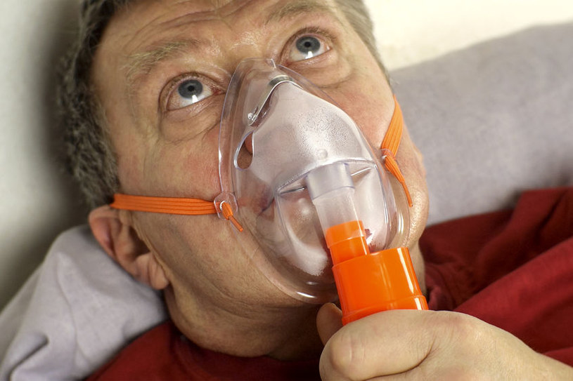 Astmatycy nie powinni zaniedbywać leczenia /123RF/PICSEL