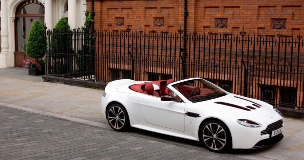 Aston Martin V12 Vantage Roadster /Aston Martin