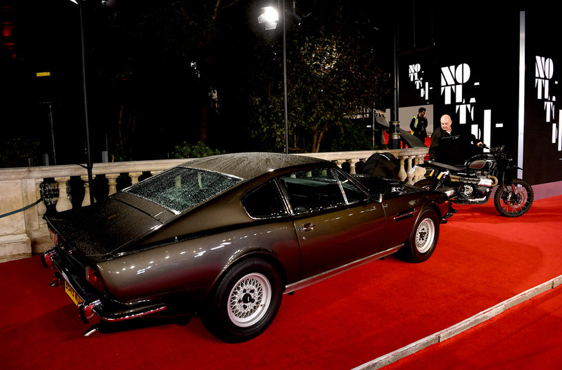 Aston Martin V8 na premierze "Nie czas umierać" /Getty Images