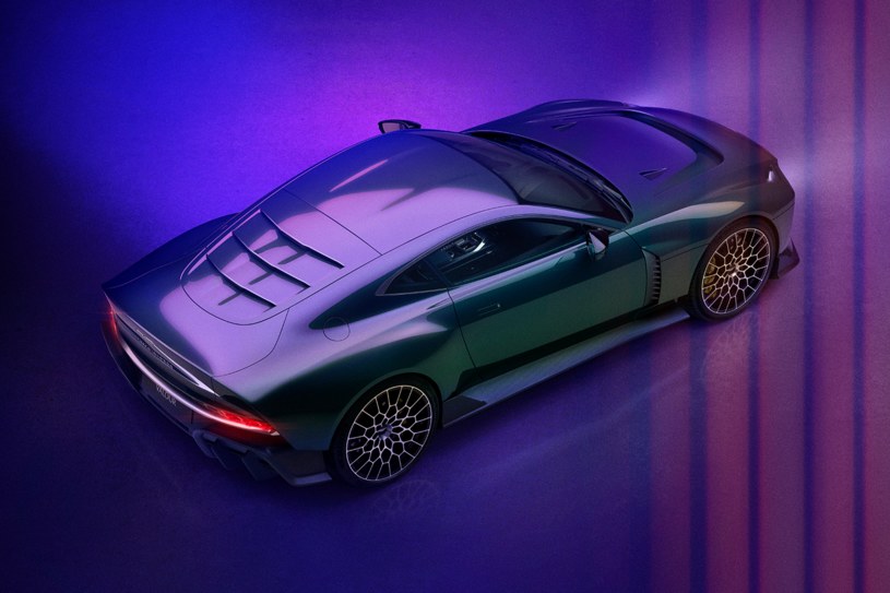 Aston Martin Valour został wyceniony na milion dolarów. Wszystkie auta wyprzedały się w dwa tygodnie /Aston Martin