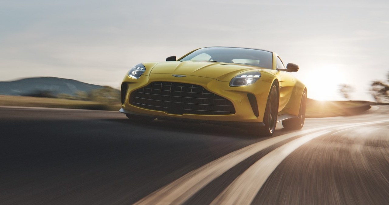 Aston Martin Vantage po modernizacji otrzymał m.in. nową, większą osłonę chłodnicy. /materiały prasowe