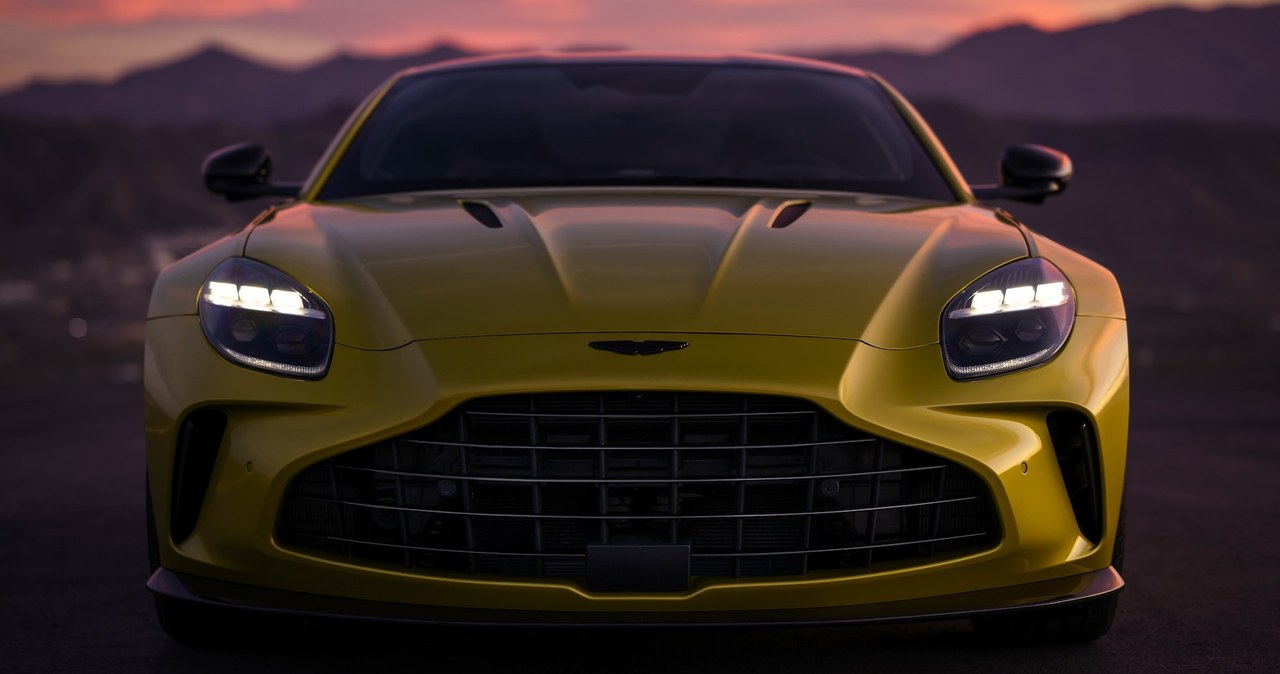 Aston Martin Vantage po modernizacji wyróżnia się między innymi nowymi reflektorami. /materiały prasowe