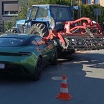 Aston martin zderzył się z traktorem, winni obaj kierowcy