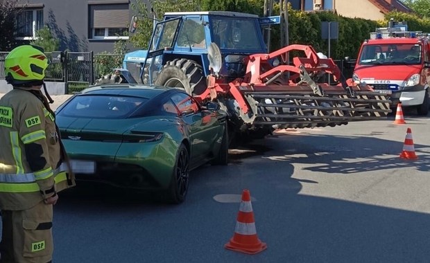 Aston martin zderzył się z traktorem, winni obaj kierowcy