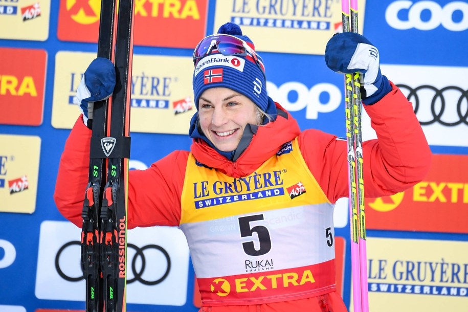 Astrid Uhrenholdt Jacobsen na podium po biegu na 10 km w Ruce /Kimmo Brandt /PAP/EPA