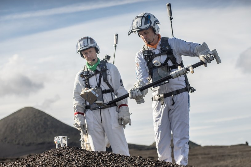 Astronauci ESA uczą się pobierać i analizować próbki skał i gleb w terenie /ESA–A. Romeo /materiały prasowe