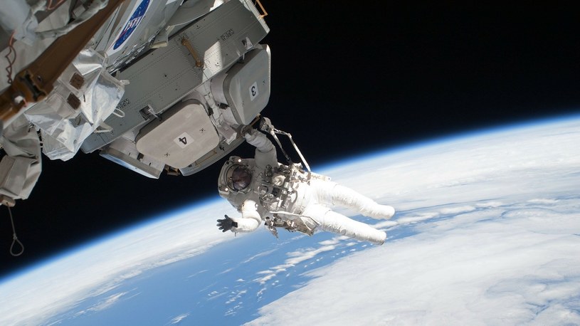 Astronauci godzinami montują instalacje pod nowe panele solarne na ISS /Geekweek