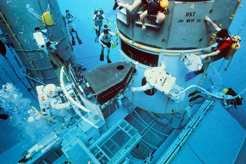 Astronauci  Kathy Thornton i Tom Akers z misji wahadłowca STS-61 ćwiczą w basenie NASA naprawę Kosmicznego Teleskopu Hubble'a. (1993 rok) /East News