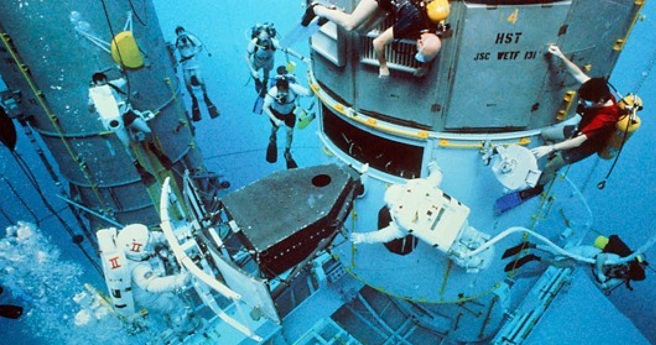 Astronauci  Kathy Thornton i Tom Akers z misji wahadłowca STS-61 ćwiczą w basenie NASA naprawę Kosmicznego Teleskopu Hubble'a. (1993 rok) /East News