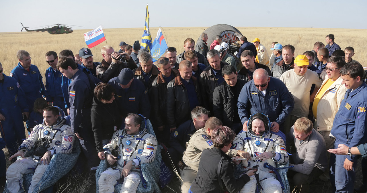 Astronauci krótko po powrocie na Ziemię /AFP