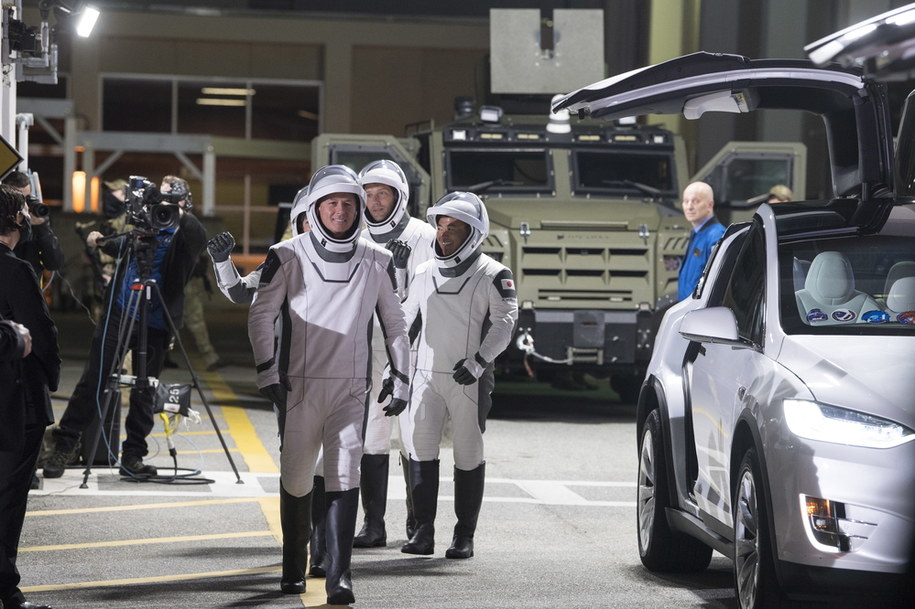 Astronauci NASA Shane Kimbrough z przodu, astronauta Akihiko Hoshide (JAXA), drugi astronauta Akihiko Hoshide i astronauta z ESA (Europejska Agencja Kosmiczna) Thomas Pesquet, z tyłu, w kombinezonach SpaceX /Aubrey Gemignani / HANDOUT /PAP/EPA