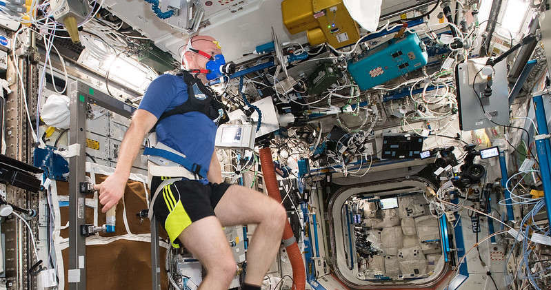 Astronauci nie przestają ćwiczyć nawet w kosmosie /NASA