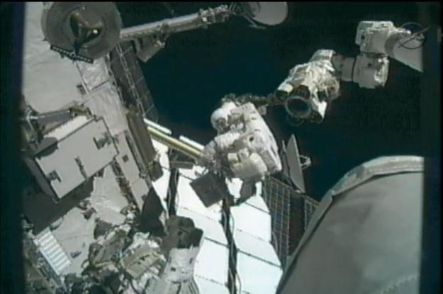 Astronauci podczas jednego z "kosmicznych spacerów" /NASA
