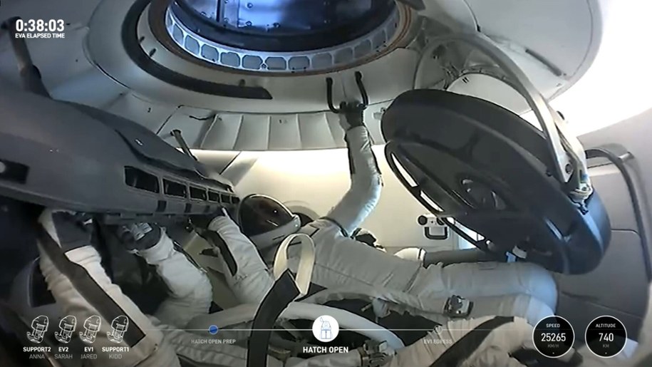 Astronauci przygotowują się do spaceru kosmicznego /SpaceX /PAP/EPA