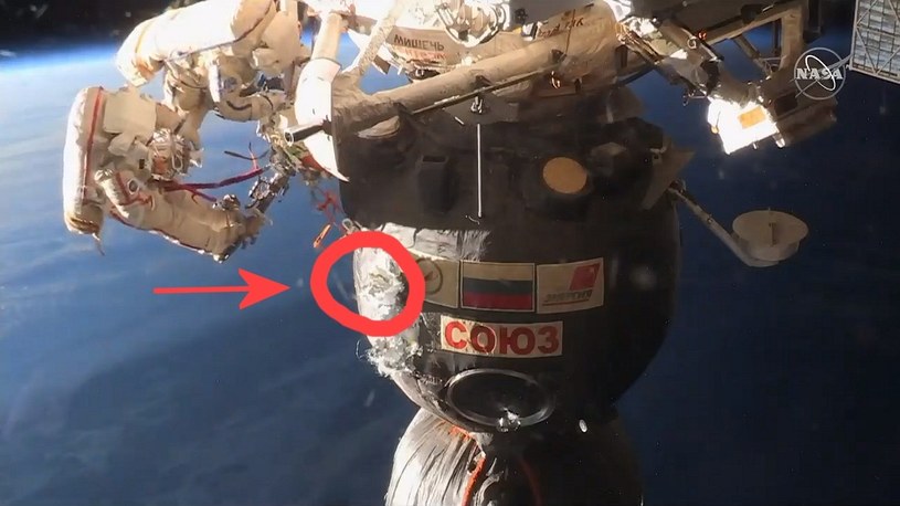Astronauci rozpruli osłonę kapsuły Sojuz i zrobili wielki bałagan /Geekweek
