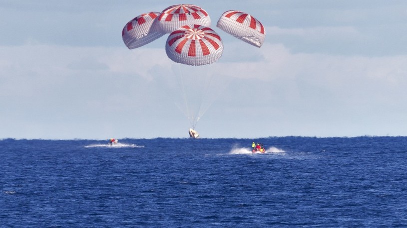 Astronauci SpaceX bezpiecznie powrócili na Ziemię. Zobacz moment lądowania [FILM] /Geekweek