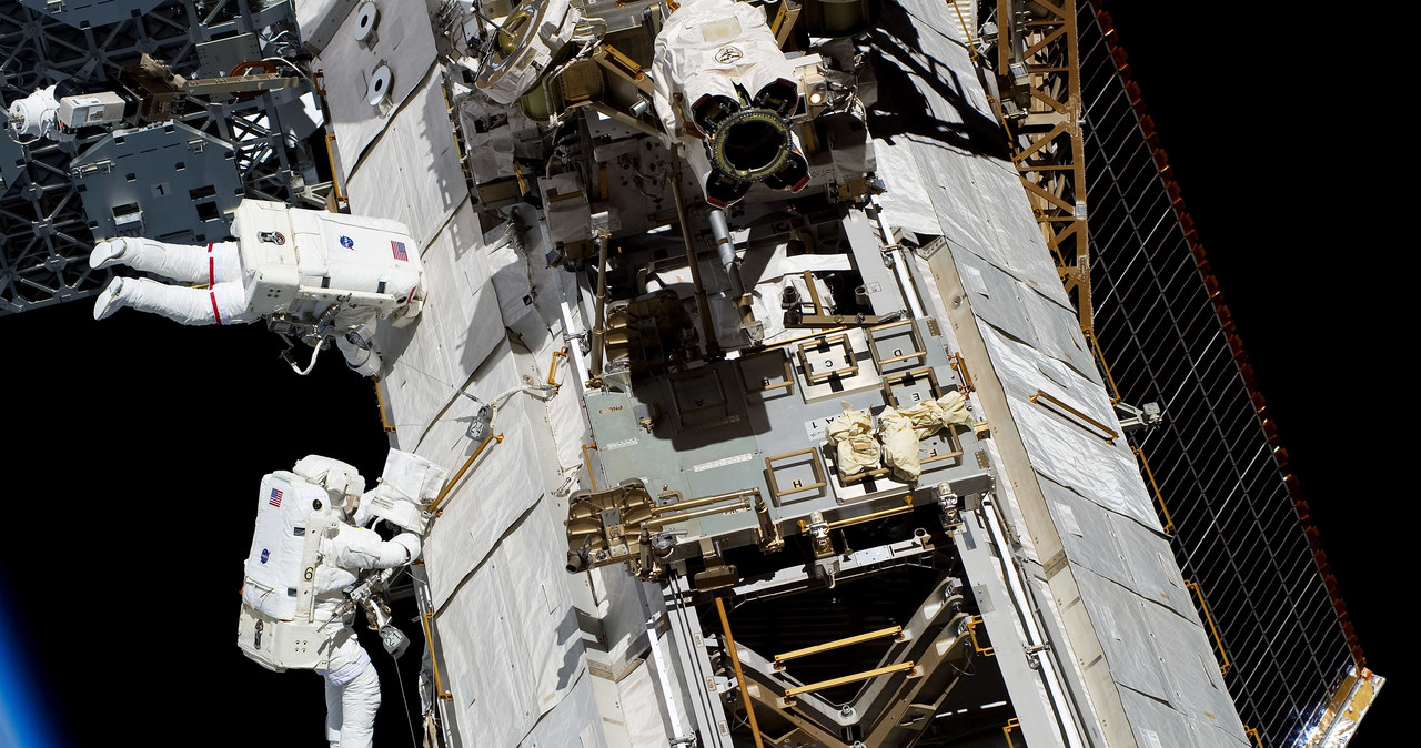 Astronauci Steve Bowen i Alvin Drew podczas pracy na zewnątrz Międzynarodowej Stacji Kosmicznej (ISS), 28 lutego 2011 r. /NASA via Getty Images /Getty Images