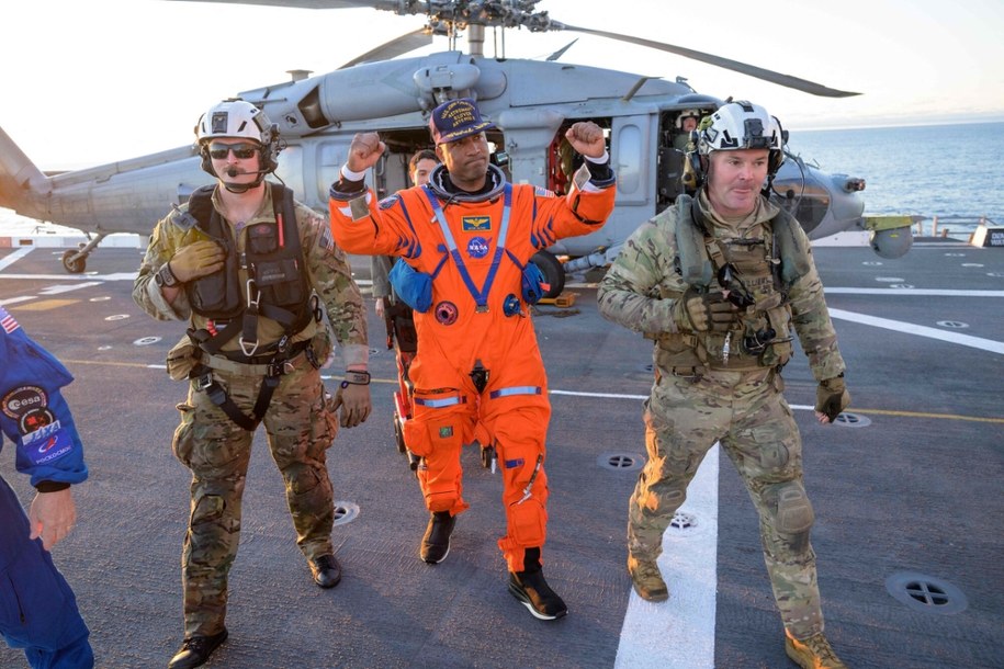 Astronauci szczęśliwie dotarli na Ziemię /BILL INGALLS/NASA/Getty /AFP/EAST NEWS