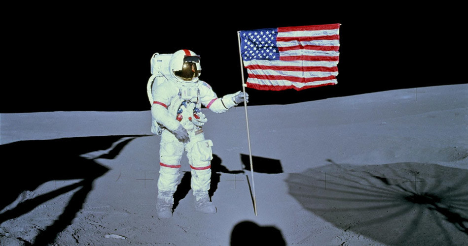 Astronauta Alan B. Shepard Jr., dowódca misji Apollo 14, umieszcza flagę Stanów Zjednoczonych na powierzchni /NASA