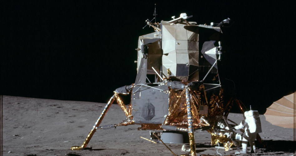 Astronauta Alan L. Bean, pilot modułu księżycowego misji Apollo 12, wychodzi na powierzchnię Księżyca /NASA