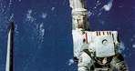 Astronauta Bruce McCandless Jr., pracujący na zewnątrz promu kosmicznego w trakcie misji 41-B /Encyklopedia Internautica