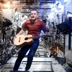 Astronauta Chris Hadfield żegna Davida Bowiego