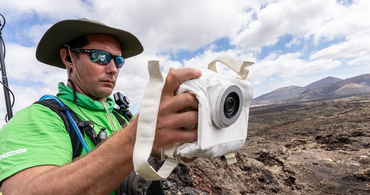 Astronauta ESA Thomas Pesquet dokumentuje badania terenowe w księżycowych krajobrazach Lanzarote w Hiszpanii /ESA–A. Romeo /materiały prasowe