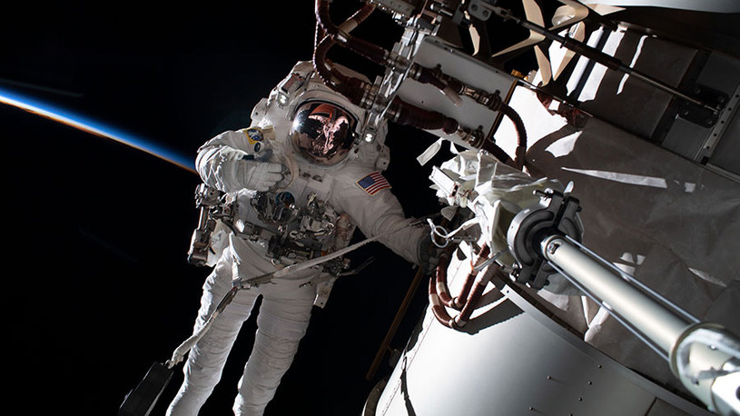 Astronauta Frank Rubio podczas spaceru kosmicznego przywiązany do kratownicy na prawej burcie stacji kosmicznej /NASA