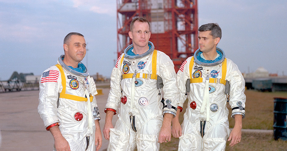Astronauta Gus Grissom, Ed White i Roger Chaffee przygotowują się do pierwszego lotu załogowego Apollo /NASA