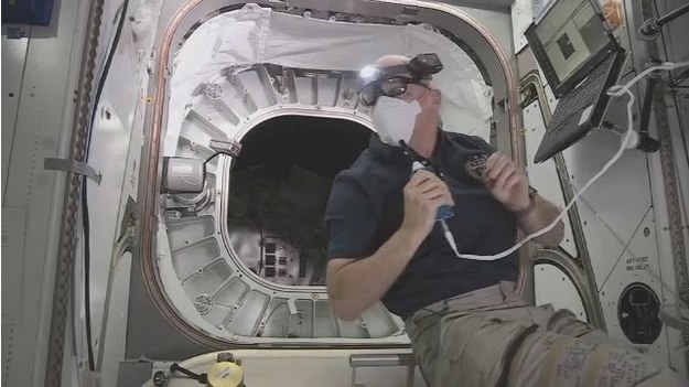 Astronauta Jeff Williams przed wejściem do BEAM /NASA /materiały prasowe