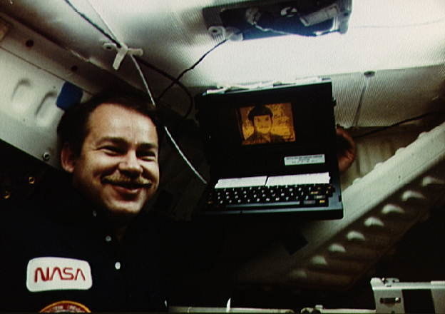 Astronauta John Creighton z komputerem GRiD Compass na pokładzie promu Discovery w 1984 roku /materiały prasowe