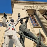 Astronauta pojawił się przed budynkiem AGH. Po co przebrano znany pomnik?