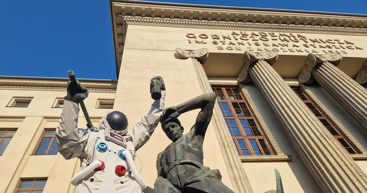 Astronauta pojawił się przed budynkiem AGH. Po co przebrano znany pomnik? /AGH /materiały prasowe