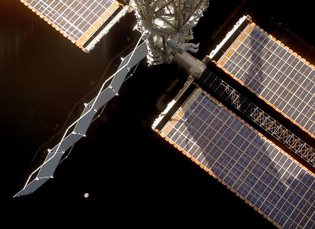Astronauta pracuje przy panelach słonecznych Międzynarodowej Stacji Kosmicznej /Getty Images/Flash Press Media