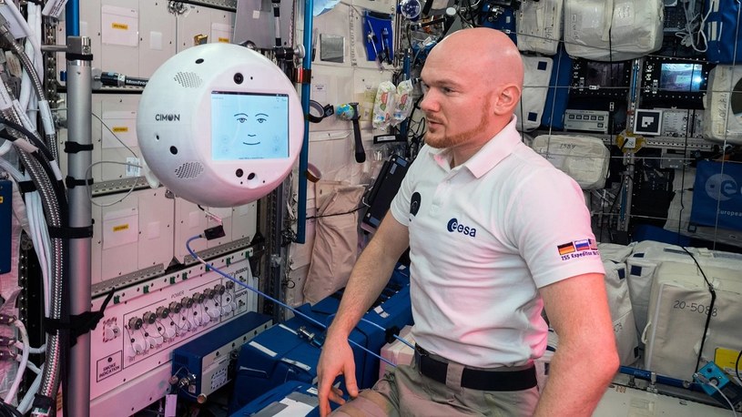 Astronauta rozmawia z CIMON-em, najbardziej inteligentnym robotem, jaki poleciał na orbitę /Geekweek