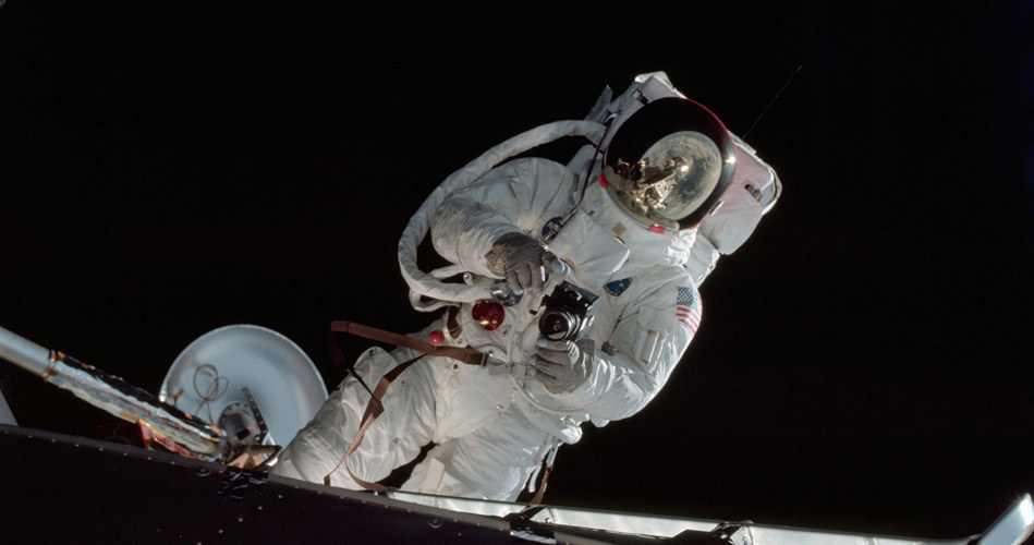 Astronauta Russell L. Schweickart, pilot modułu księżycowego steruje aparatem podczas swojego spaceru kosmicznego w trakcie misji Apollo 9 /NASA