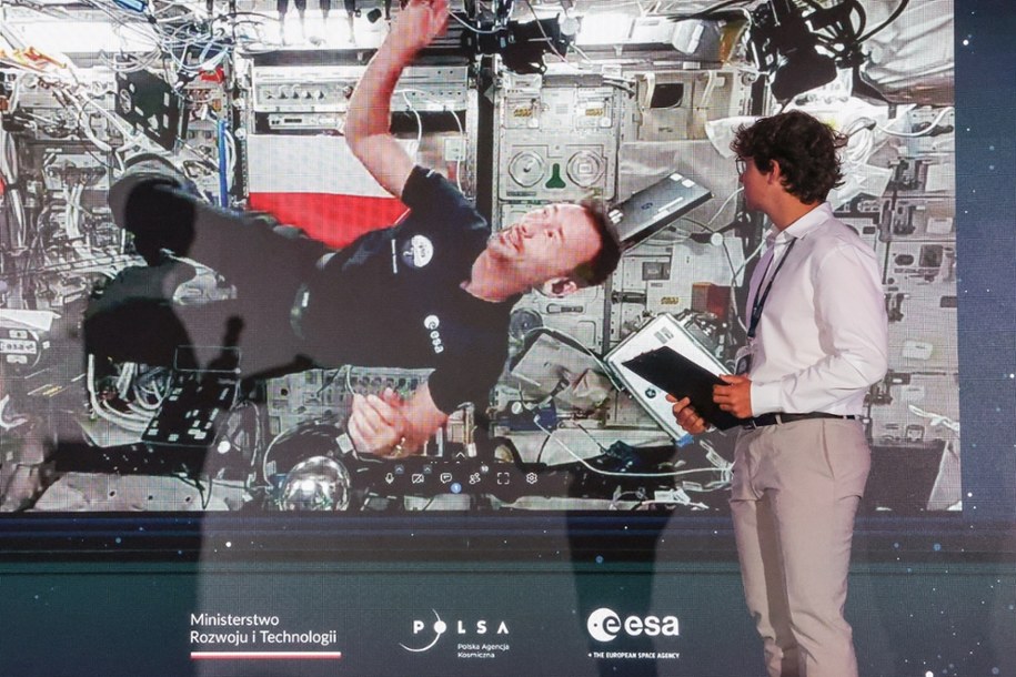 Astronauta Sławosz Uznański-Wiśniewski (na ekranie) podczas połączenia wideo na żywo w EC1 w Łodzi /Marian Zubrzycki /PAP