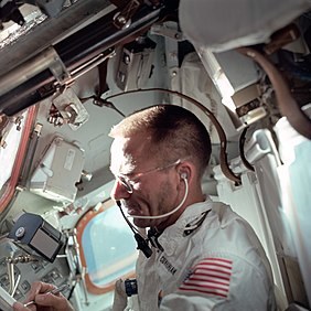 Astronauta Walter Cunningham, pilot modułu księżycowego Apollo 7, robi notatki kosmicznym długopisem podczas dziewiątego dnia misji. /NASA /domena publiczna